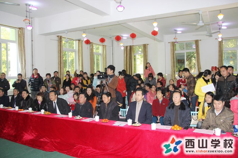 出席汇报演出的领导