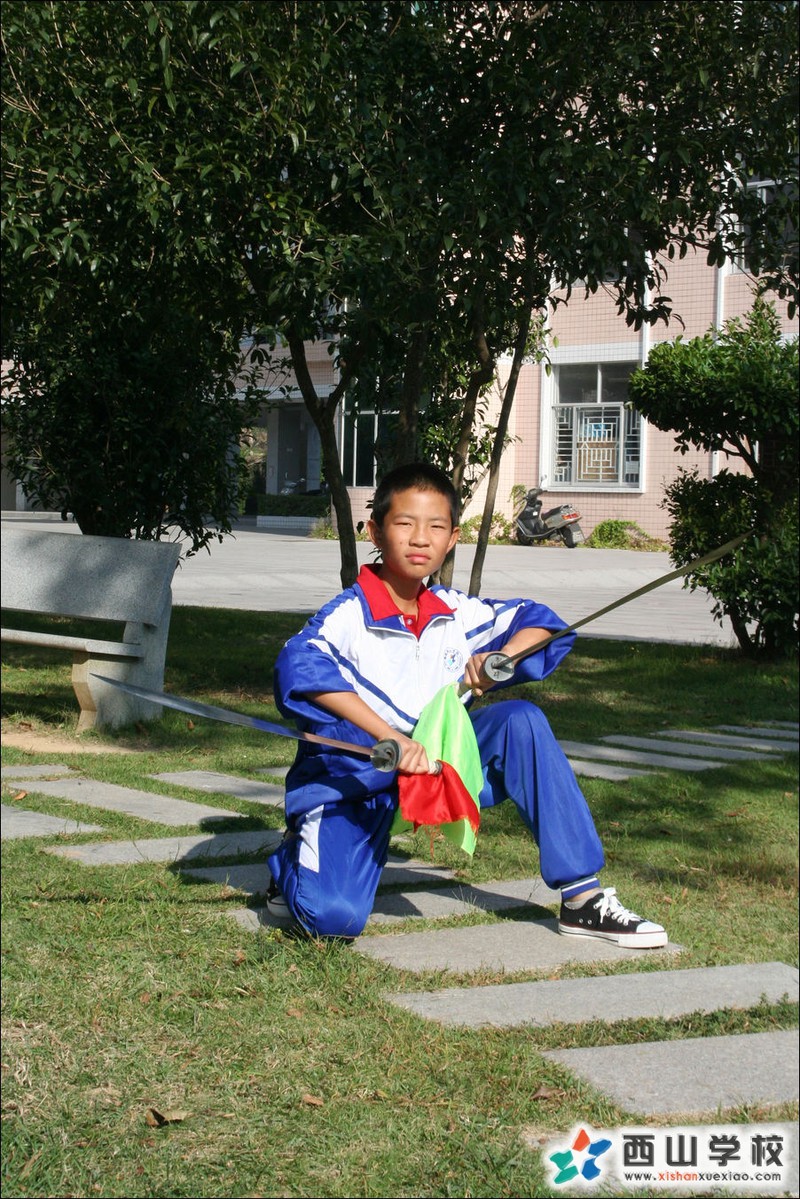 福建西山学校2014年初中部初一(2)班蔡明挂历照