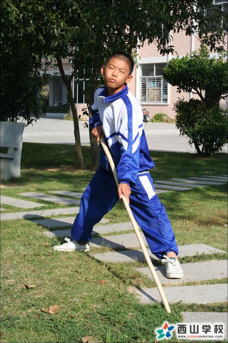福建西山学校2014年初中部初一(2)班龙乐平挂历照