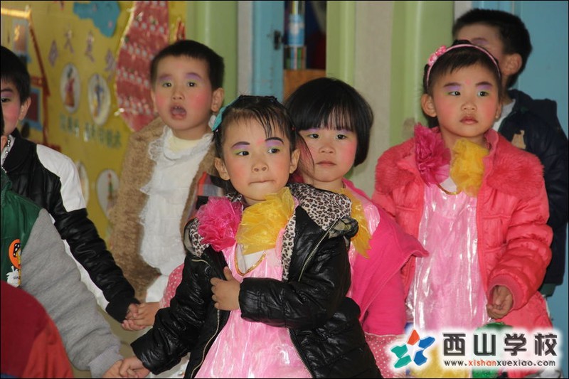 福建西山学校2014年幼儿园大二班陈语馨、王般若、苏畅、张云涵挂历照