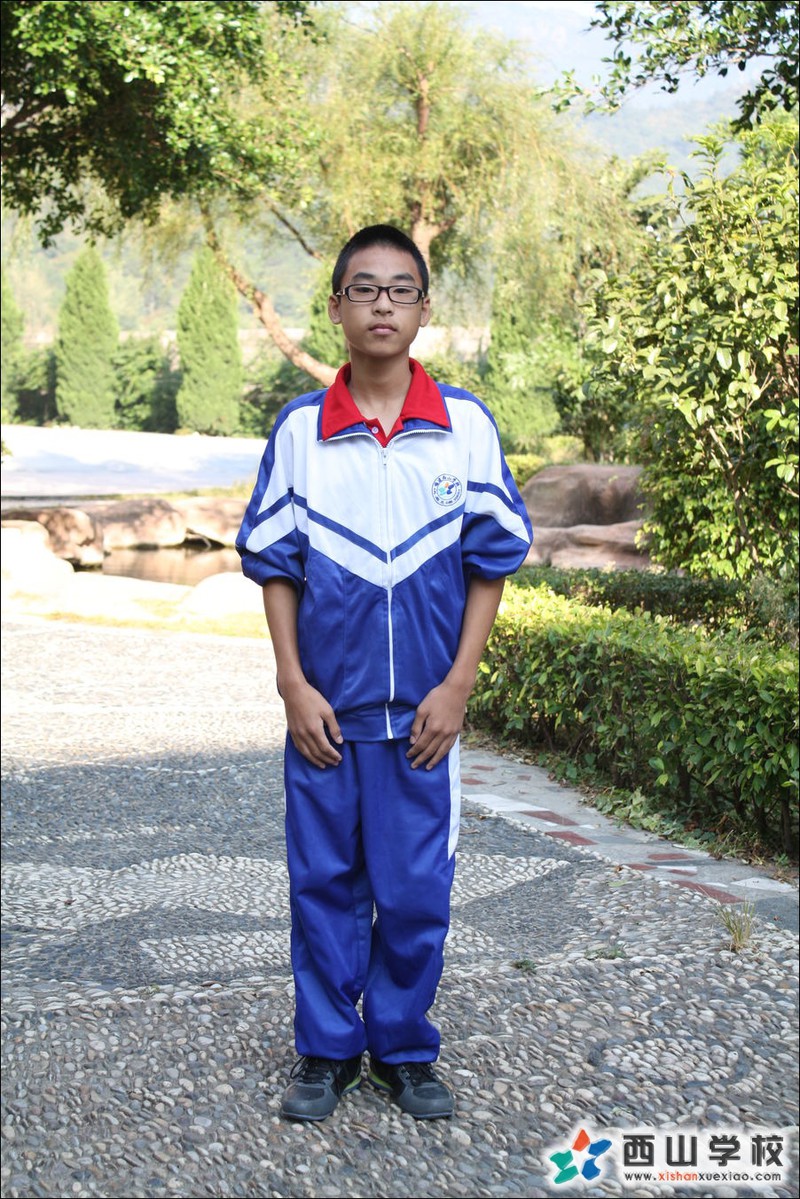 福建西山学校2014年初中部初一(4)班黄强挂历照