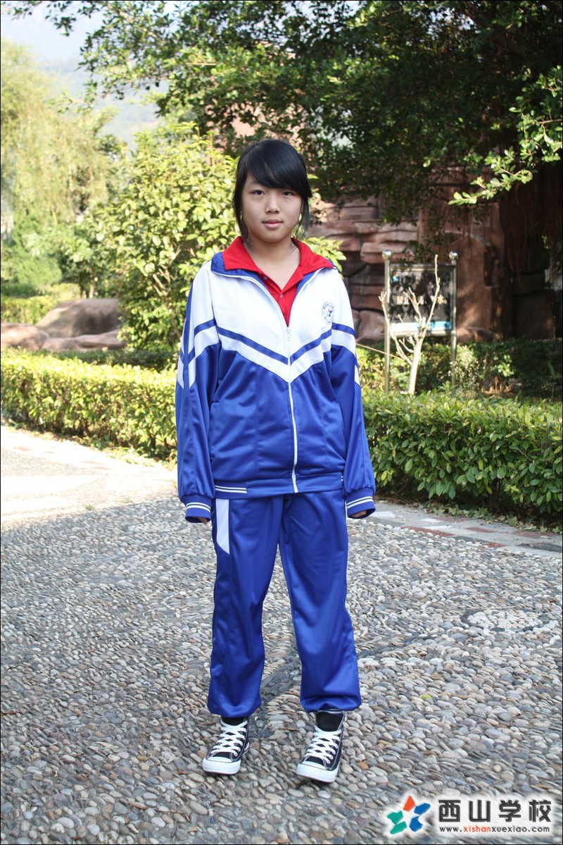 福建西山学校2014年初中部初一(4)班黎珊珊挂历照