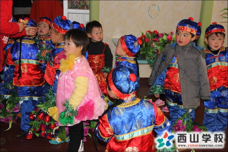 福建西山学校2014年元旦演出小演员 幼儿园小班徐巍然.郑涵少.吴瀛.胡雨珂.萌照