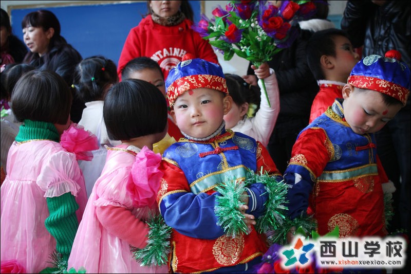 福建西山学校2014年元旦演出小演员 幼儿园小班余圣轩.方浩宇萌照