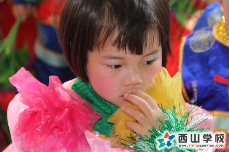 福建西山学校2014年元旦演出小演员 幼儿园小班郑菱汐2萌照