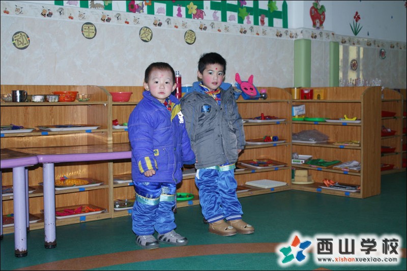 福建西山学校2014年元旦演出小演员 幼儿园小班邹宸怡.郑涵少萌照