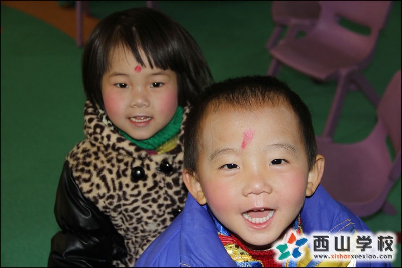 福建西山学校2014年元旦演出小演员 幼儿园小班邹宸怡.郑菱汐萌照