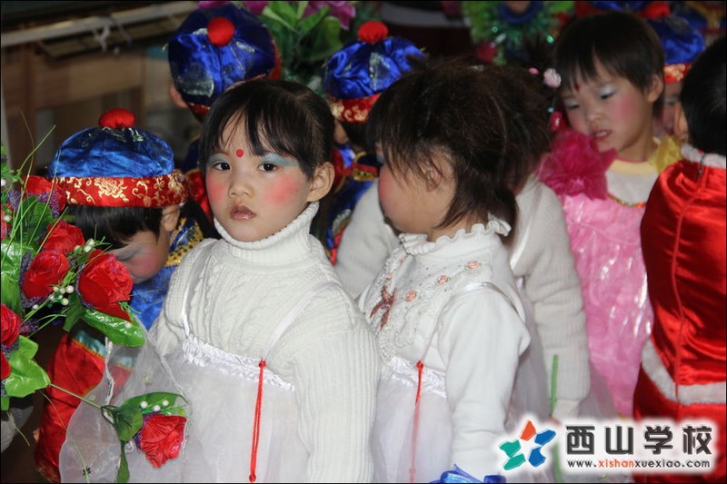福建西山学校2014年元旦演出小演员 幼儿园中二班胡琦婷萌照