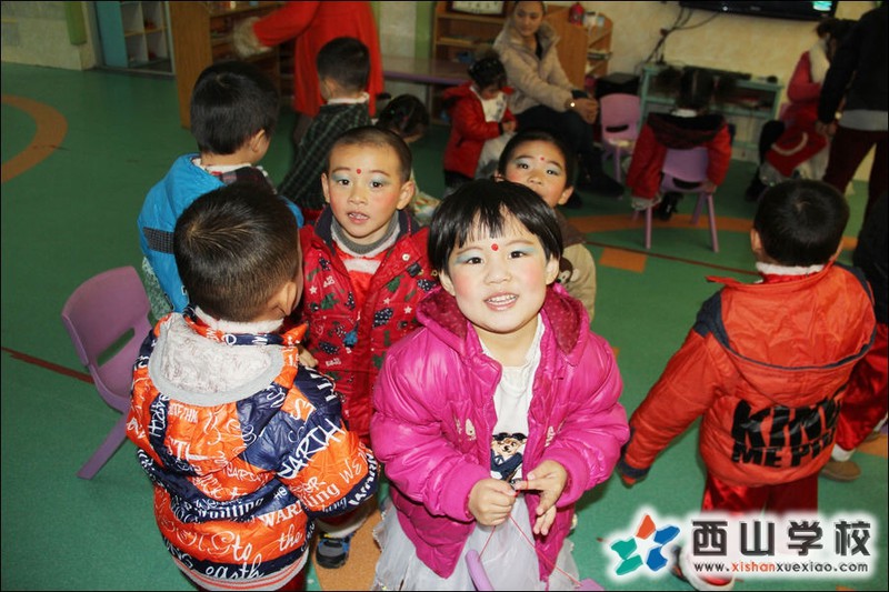 福建西山学校2014年元旦演出小演员 幼儿园中二班李昊彤,王思南萌照