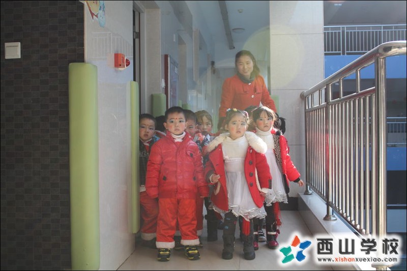 福建西山学校2014年元旦演出小演员 幼儿园中二班刘弘毅,白梦婷,胡琦婷,陶宏瑞萌照