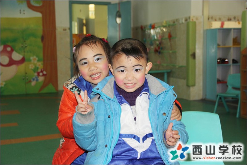 福建西山学校2014年元旦演出小演员 幼儿园大三班聂梦媛、刘伟明萌照