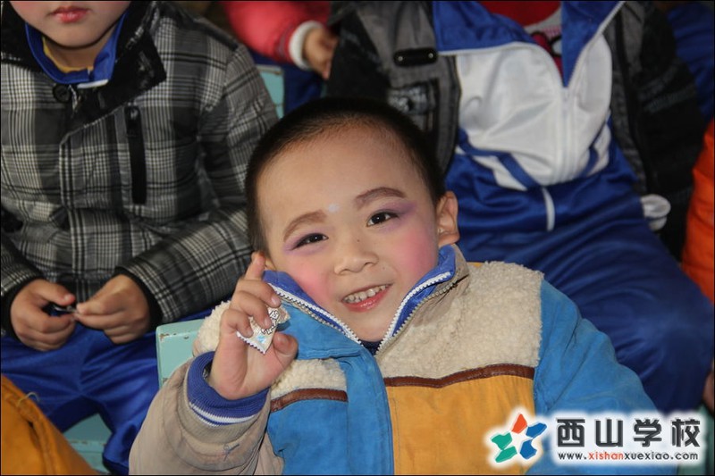 福建西山学校2014年元旦演出小演员 幼儿园大一班李桃萌照