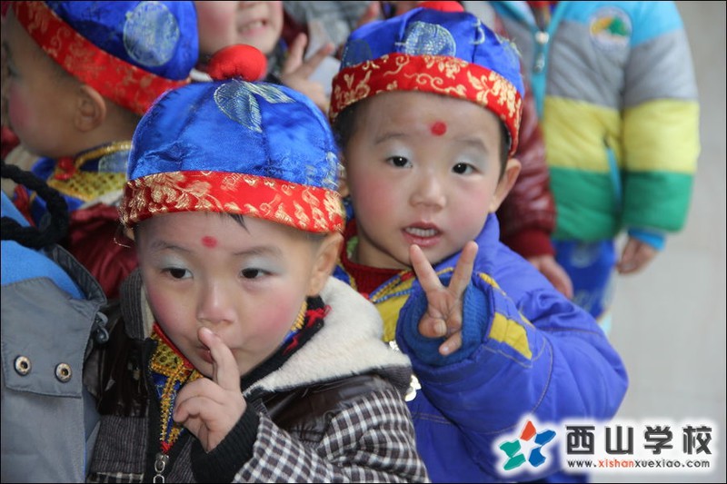 福建西山学校2014年元旦演出小演员 幼儿园小班郭庆.邹宸怡萌照