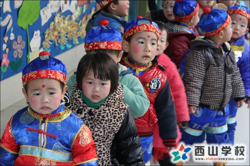 福建西山学校2014年元旦演出小演员 幼儿园小班胡钰豪.郑菱汐.郑以翔萌照
