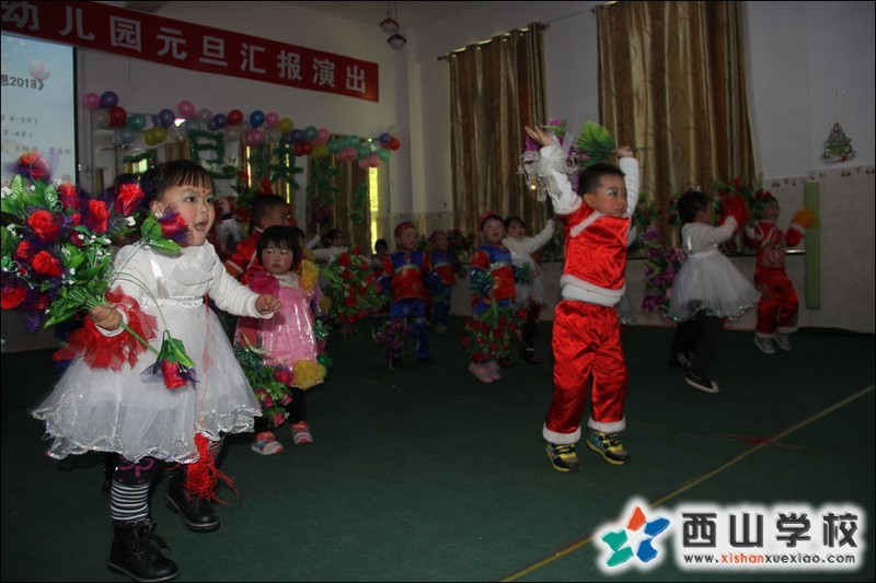 福建西山学校2014年元旦演出小演员 幼儿园中二班刘弘毅孙静如萌照