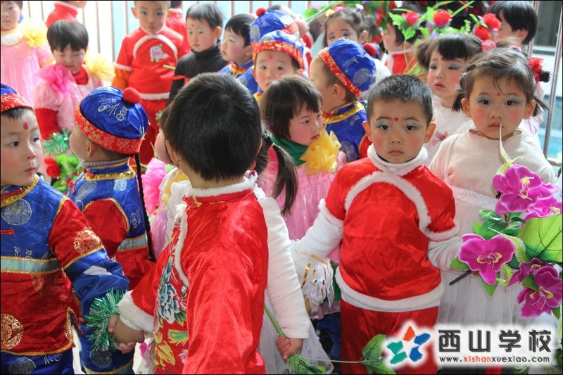 福建西山学校2014年元旦演出小演员 幼儿园中二班刘弘毅王若曦萌照