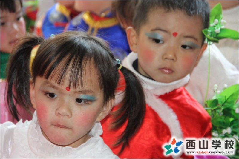 福建西山学校2014年元旦演出小演员 幼儿园中二班孙静如,刘弘毅 1萌照