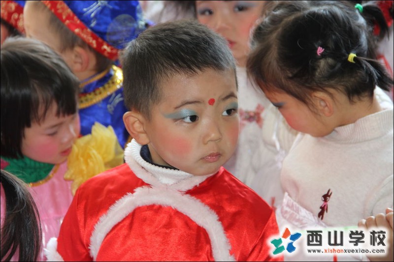 福建西山学校2014年元旦演出小演员 幼儿园中二班孙静如,刘弘毅 2萌照