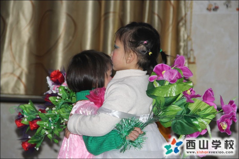 福建西山学校2014年元旦演出小演员 幼儿园中二班王若曦,琪琪萌照