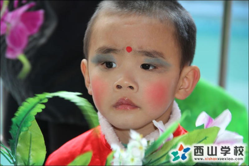 福建西山学校2014年元旦演出小演员 幼儿园中二班庄子锌萌照