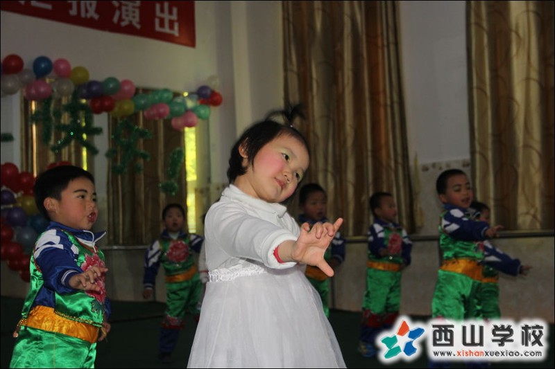 福建西山学校2014年元旦演出小演员 幼儿园中一班胡正涛、吕典、陈焕滨萌照