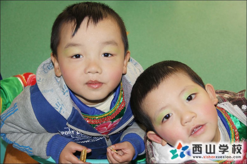 福建西山学校2014年元旦演出小演员 幼儿园中一班李俊铭、何昱栋萌照