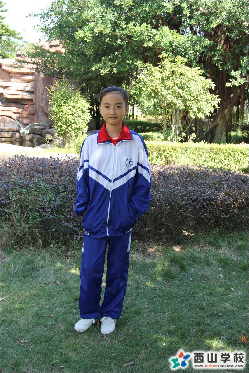 福建西山学校2014年初中部初一(15)班谢龙雨挂历照