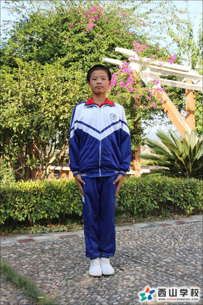 福建西山学校2014年初中部初一(18)班何文华挂历照