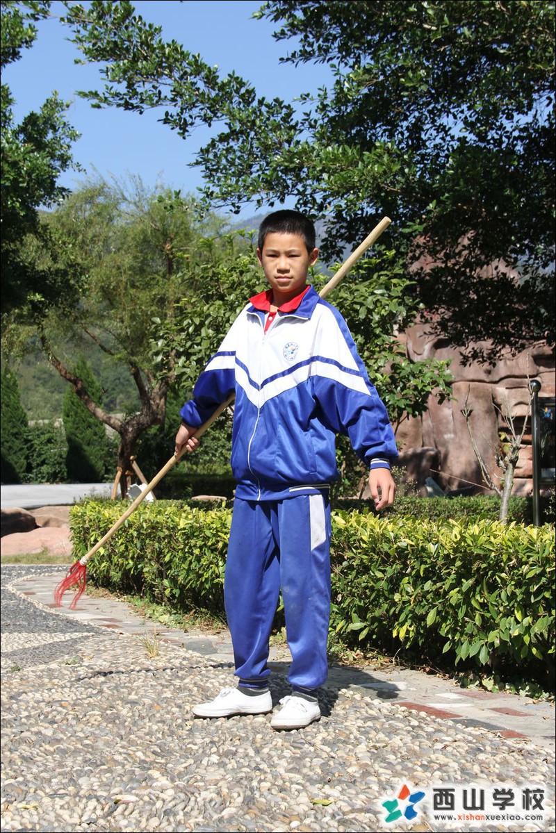 福建西山学校2014年初中部初一(13)班彭瑶挂历照
