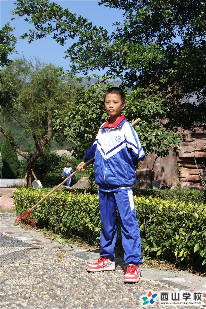 福建西山学校2014年初中部初一(13)班张强挂历照