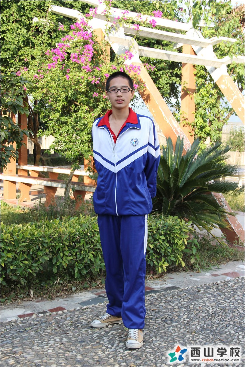 福建西山学校2014年初中部初二(2)班卢佳源挂历照