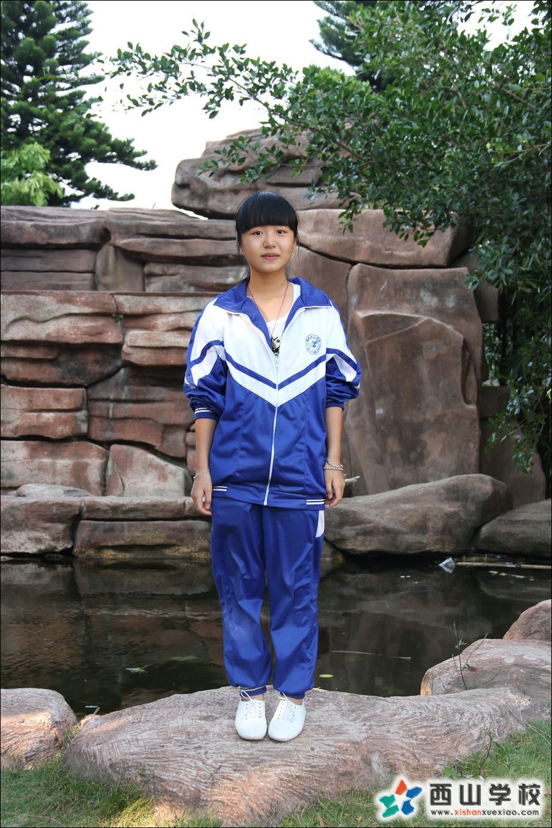 福建西山学校2014年初中部初二(2)班郑玲珑挂历照