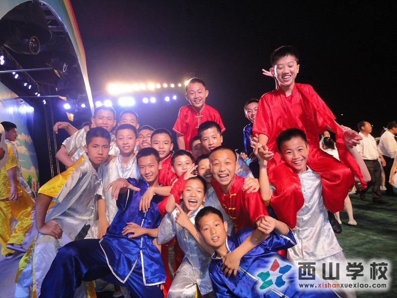 戴智杰和同学圆满演出后的留念