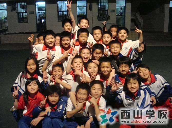 福建西山学校初二(12)班戴智杰和同学在宿舍的合影