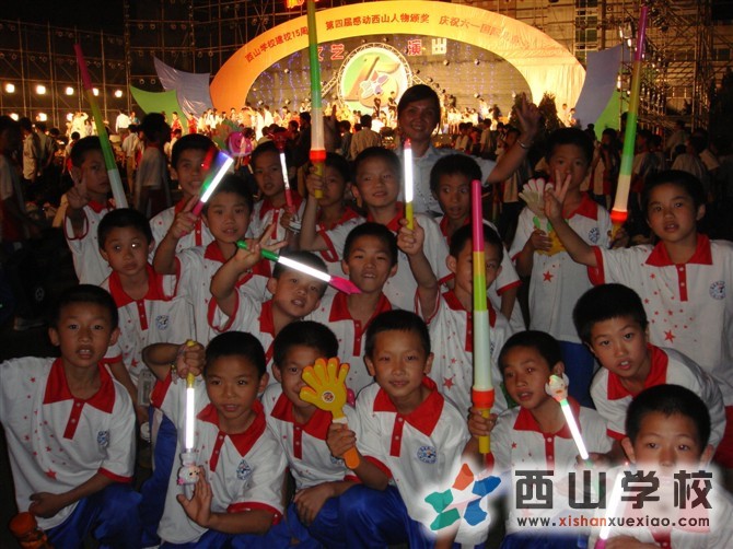 福建西山学校初二(12)班戴智杰在文艺演出和同学的合影