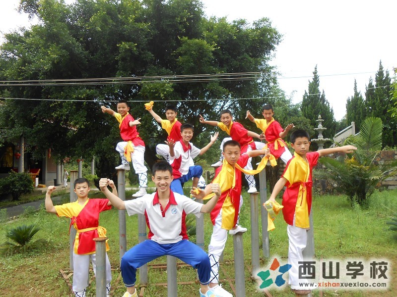 福建西山学校初二(12)班戴智杰和同学在玩梅花桩