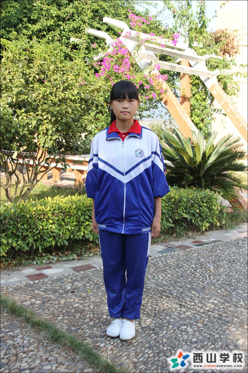 福建西山学校2014年初中部初一(18)班黄紫玲挂历照