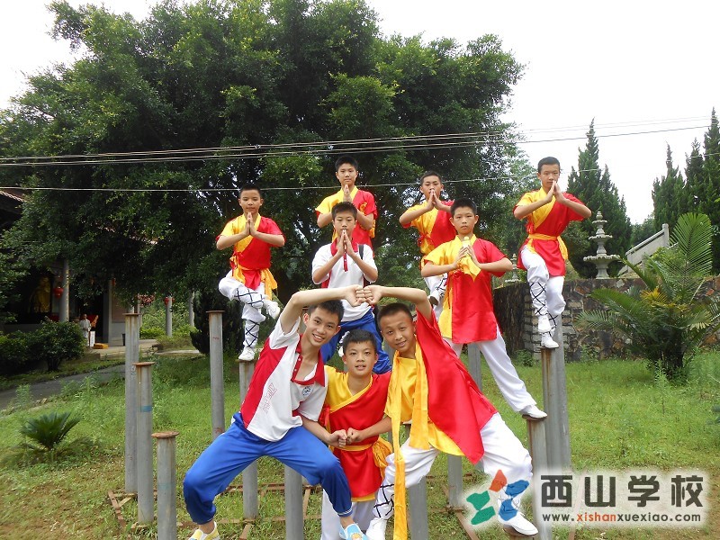福建西山学校初二(12)班廖军龙和同学梅花桩(二)
