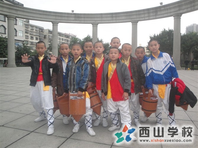 福建西山学校初二(12)班施晓峰参加演出和同学合影