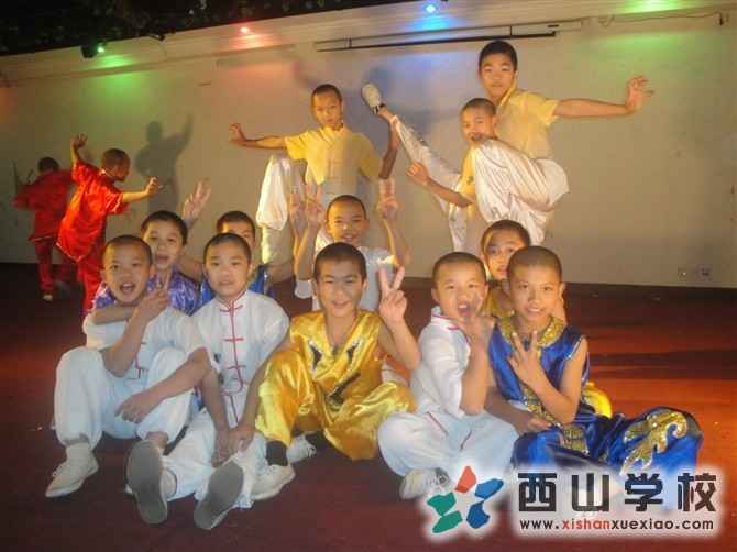 福建西山学校初二(12)班施晓峰和同学快乐练武合影