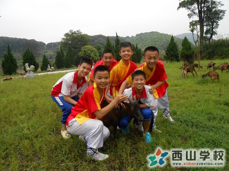 福建西山学校初二(12)班施晓峰和同学在山间愉快时光