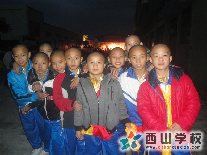 福建西山学校初二(12)班施晓峰和同学一起剪了光头合影