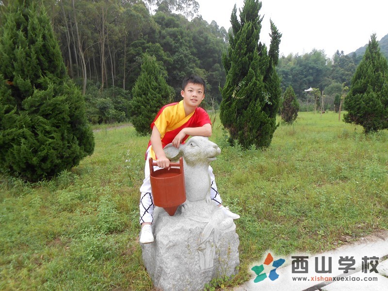 福建西山学校初二(12)班施晓峰坐石羊上照片