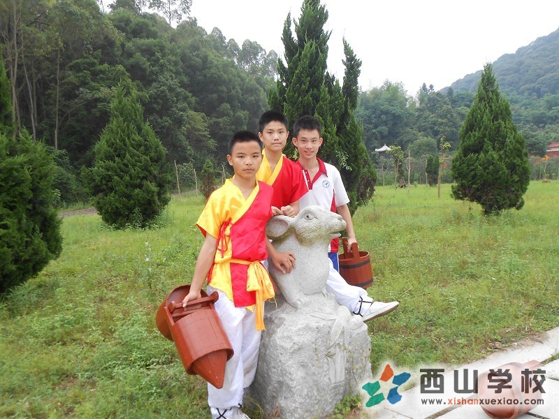 福建西山学校初二(12)班王云峰、唐雪飞、杨铿铁三角合影