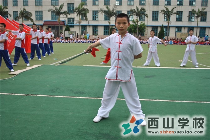 福建西山学校初二(12)班王云峰在为参加演出认真集训照片