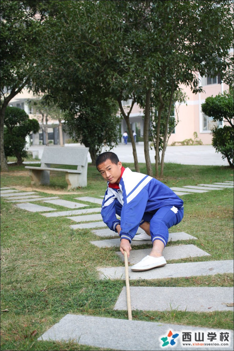福建西山学校2014年初中部初二(6)班黄木文挂历照
