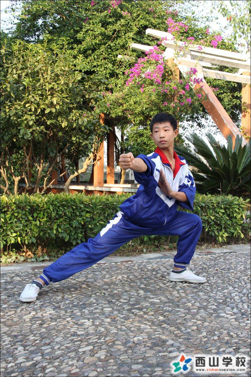 福建西山学校2014年初中部初二(12)班魏荣挂历照
