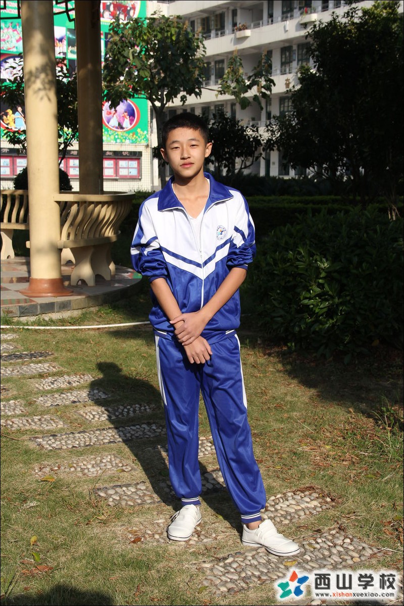 福建西山学校2014年初中部初三(1)班何天翔挂历照