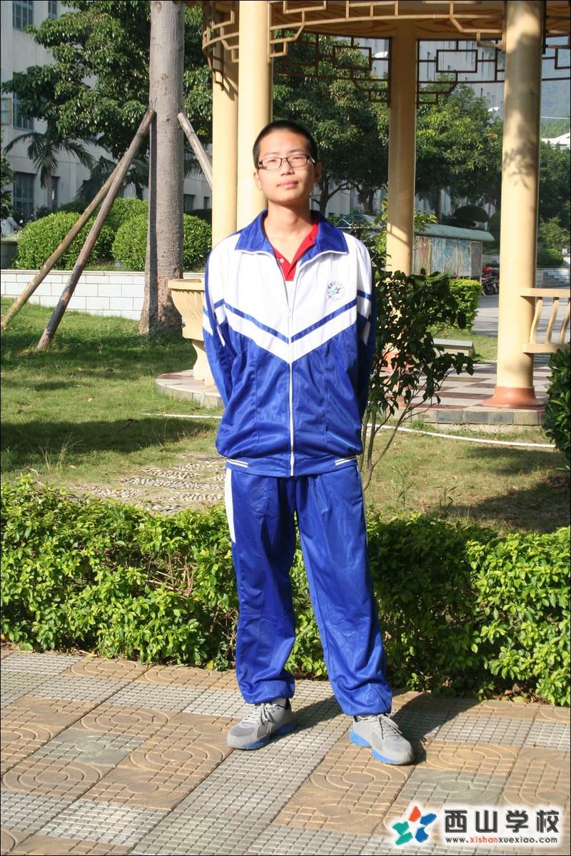福建西山学校2014年初中部初三(2)班廖万达挂历照