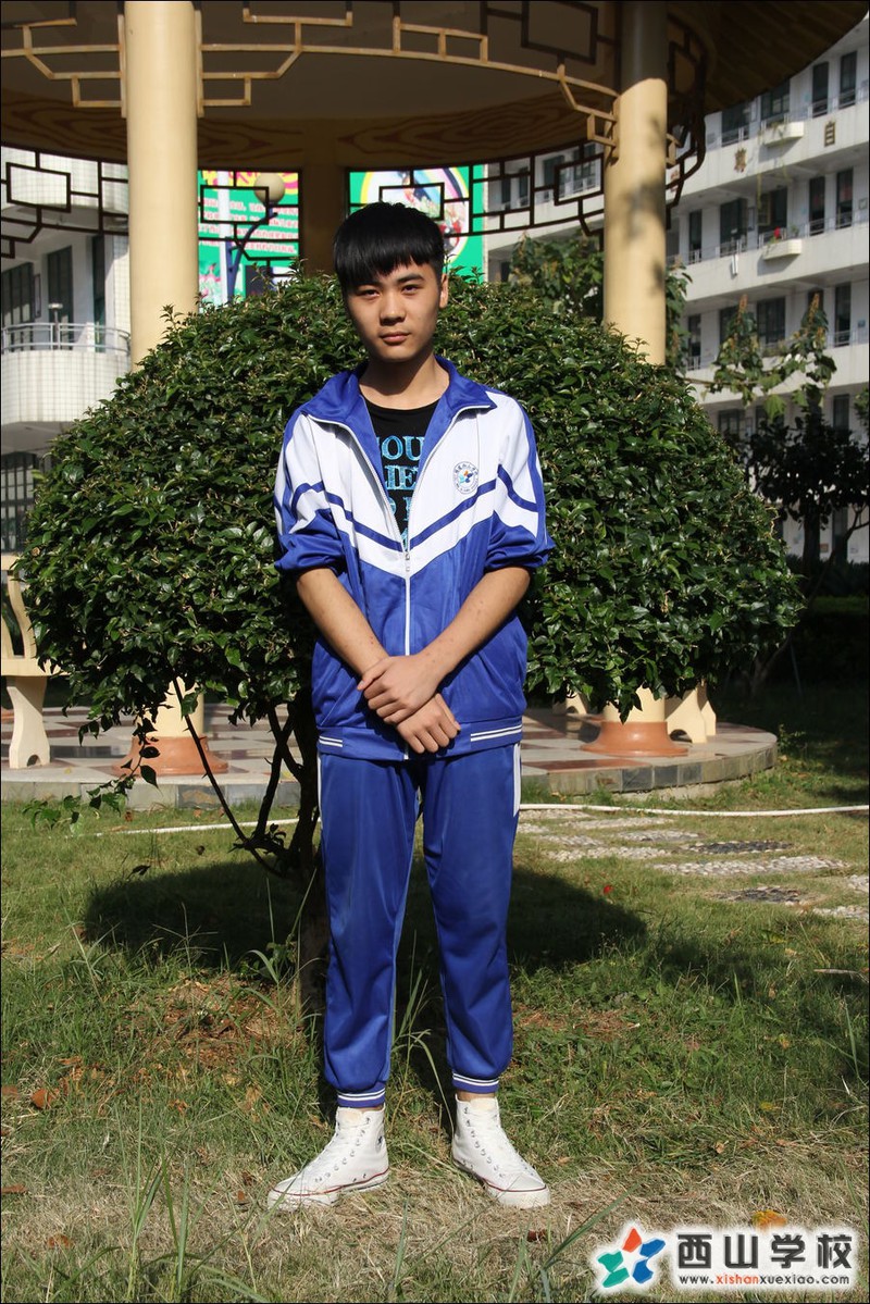福建西山学校2014年初中部初三(4)班张乐男挂历照